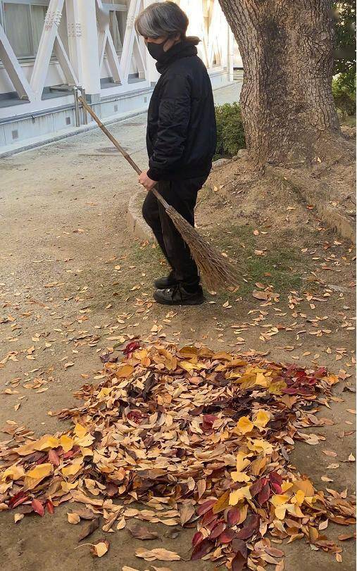 
日本美术老师落叶扫成二次元角色 《鬼灭之刃》粉丝狂喜“三亿体育官网”(图1)