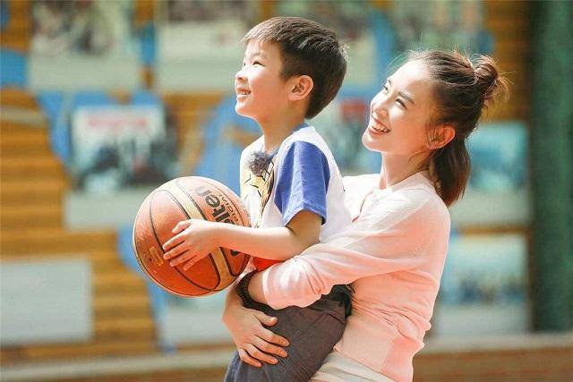 三亿体育|
黄圣依晒安迪课后作业 全英文注解引发烧议 果真一家人都是学霸(图4)